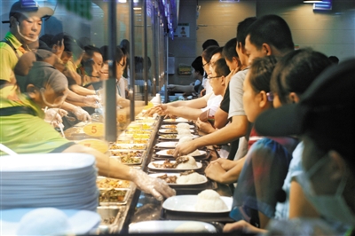 白領到高校食堂去\蹭\午飯 就餐難值得思考
