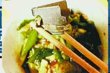 食堂補(bǔ)鐵哪家強(qiáng) 食堂打包飯菜驚現(xiàn)半把鎖頭